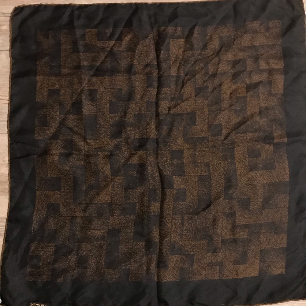 Roos Atlins made in Italy silk pocket square.